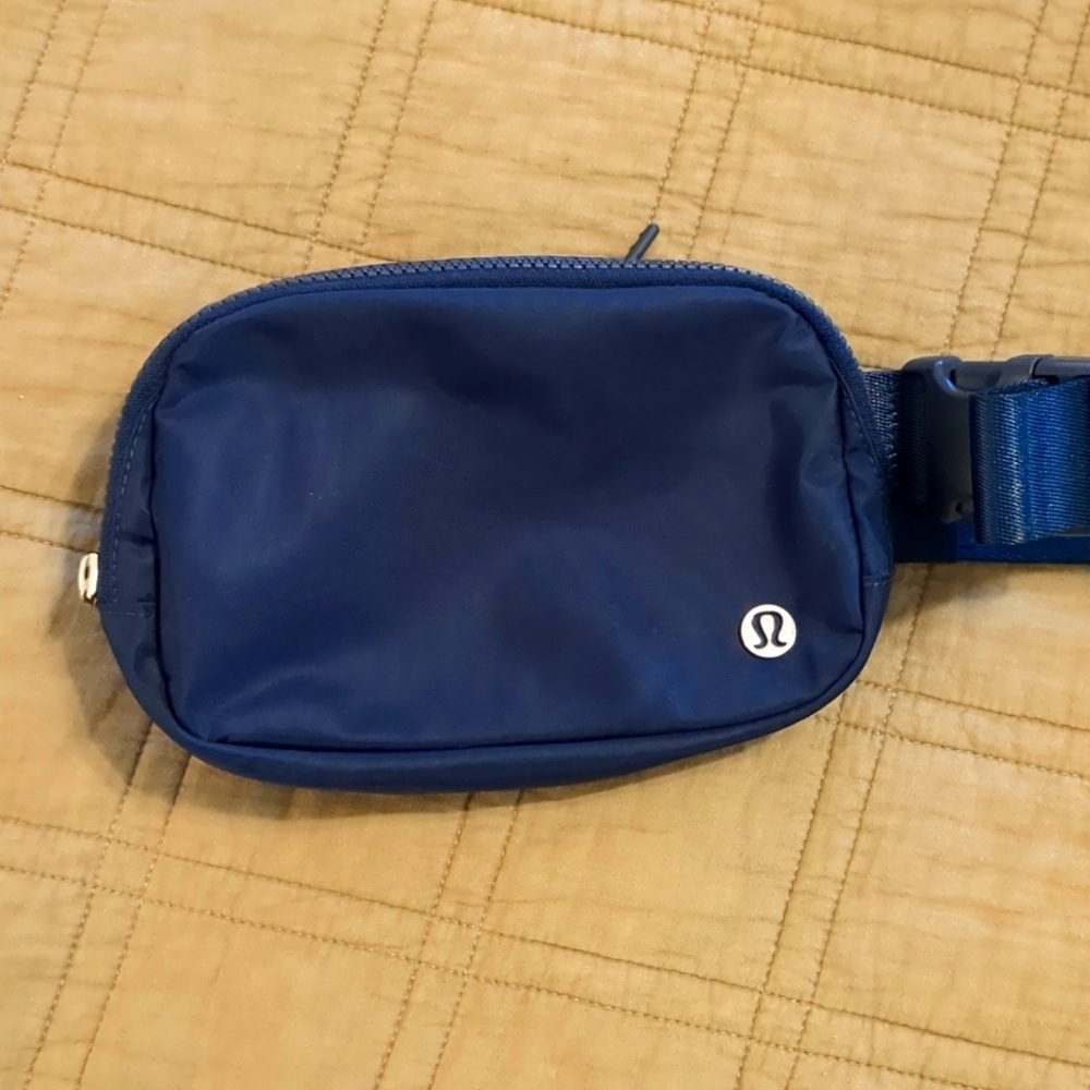 Lululemon everywhere belt bag